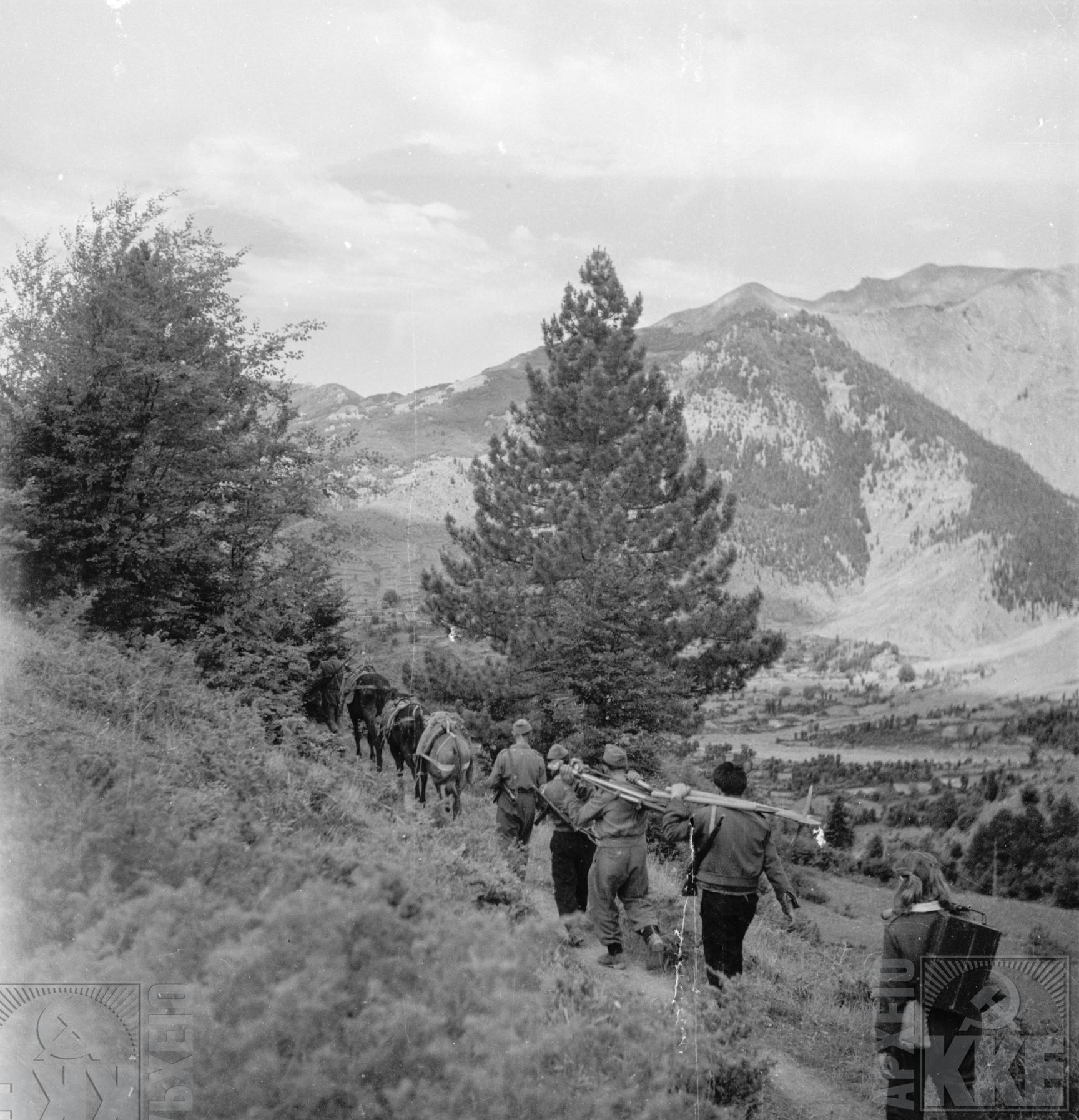Εδώ βλέπουμε μαχητές να κατεβαίνουν από τη θέση Σταυρός με κατεύθυνση το χωριό Γοργοπόταμος. Στο βάθος  αριστερά διακρίνεται το πέρασμα της Μπάτρας.